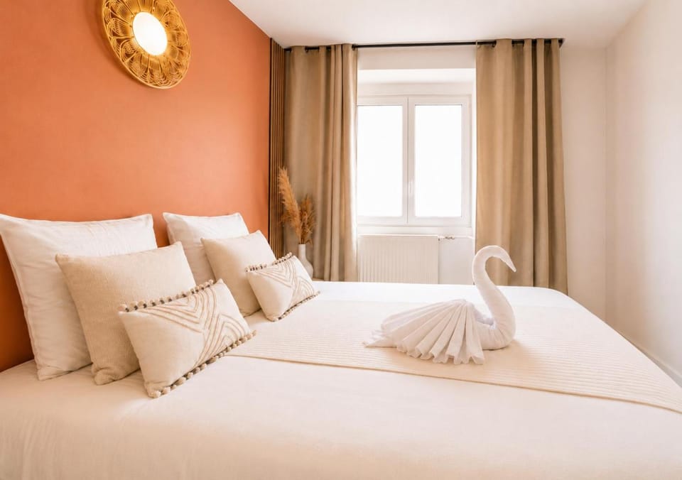 Bed, Photo of the whole room, Bedroom, towels