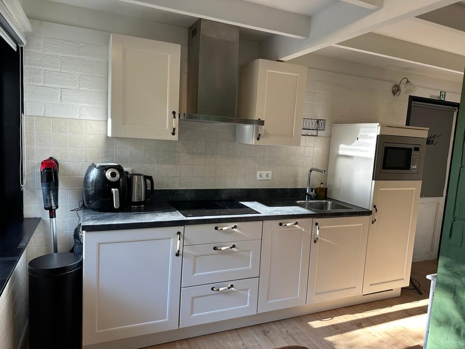 Coffee/tea facilities, Kitchen or kitchenette, dishwasher, oven, stove