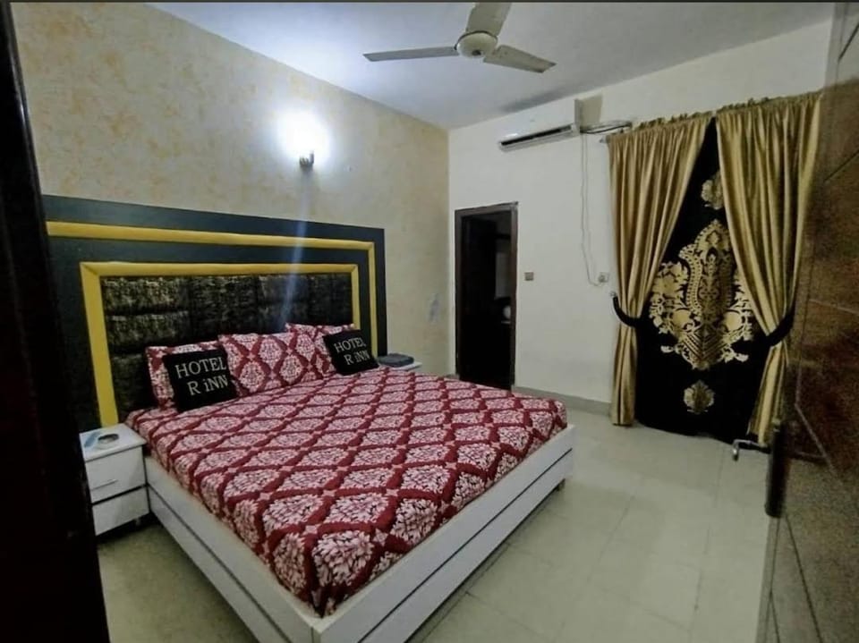 Hotel Royal inn Capsule hotel in Lahore