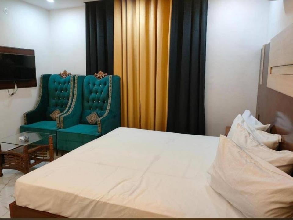 Hotel Royal inn Capsule hotel in Lahore