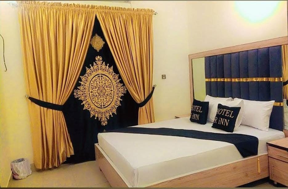 Hotel Royal inn Capsule hotel in Lahore