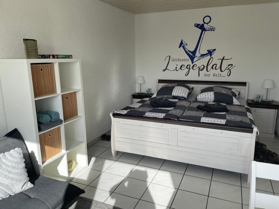 Communal lounge/ TV room, Living room, Bedroom