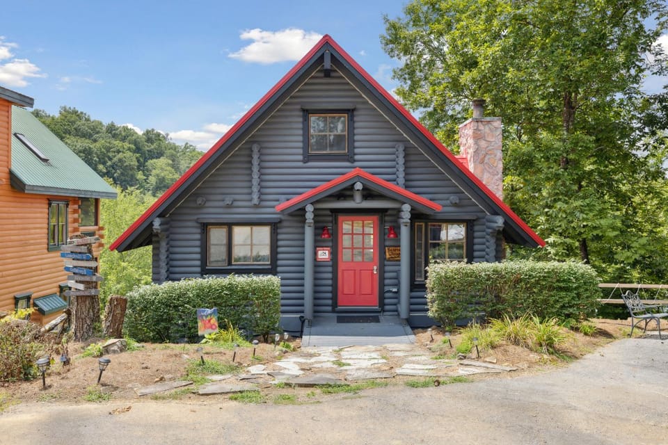 Bearless Whisper, a Beautiful Romantic Cabin Located Under a Mile from Soaky Mountain Water Park!! Cabin in Sevierville