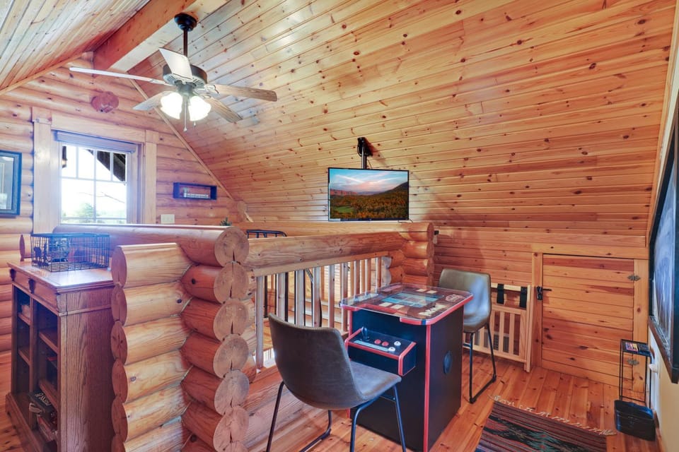 Bearless Whisper, a Beautiful Romantic Cabin Located Under a Mile from Soaky Mountain Water Park!! Cabin in Sevierville