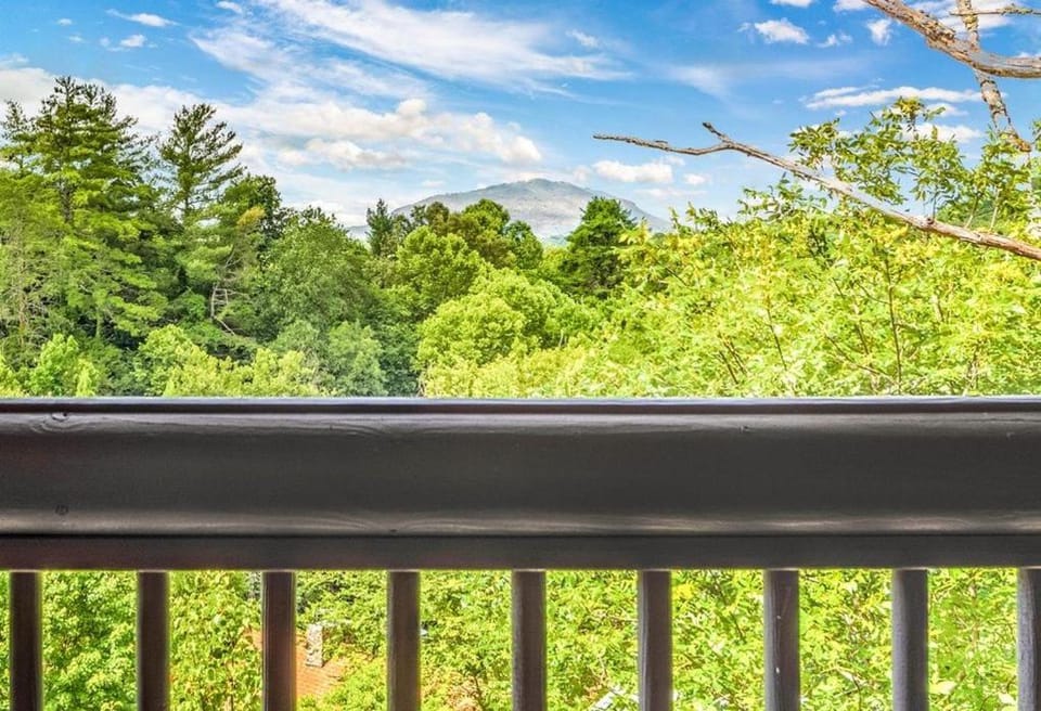 Bearless Whisper, a Beautiful Romantic Cabin Located Under a Mile from Soaky Mountain Water Park!! Cabin in Sevierville