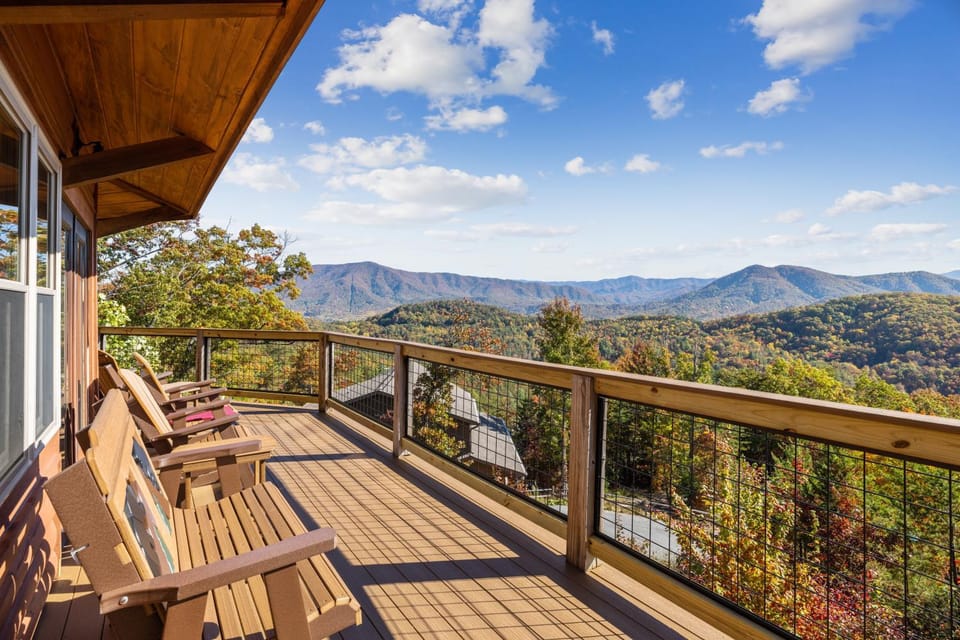 GSMNP entrance only 4 miles away Stunning panoramic views Dog-Friendly Seasonal Pool Access House in Sevier County