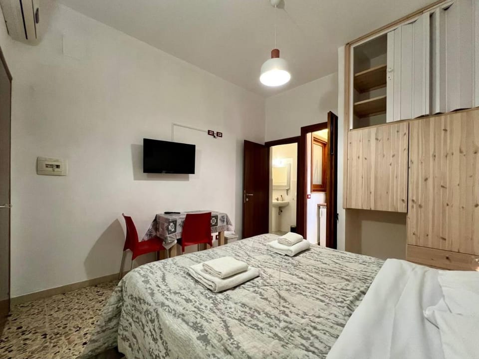 TV and multimedia, Photo of the whole room, Bedroom, wardrobe