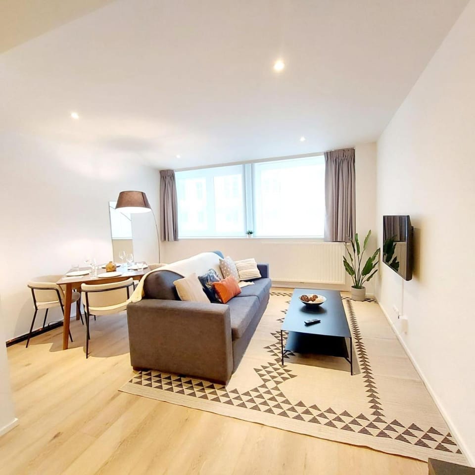 Bed, TV and multimedia, Living room, Photo of the whole room, Seating area