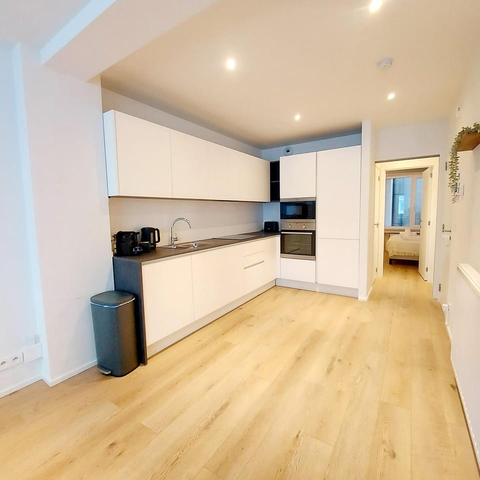 Off site, Kitchen or kitchenette, microwave, oven, stove