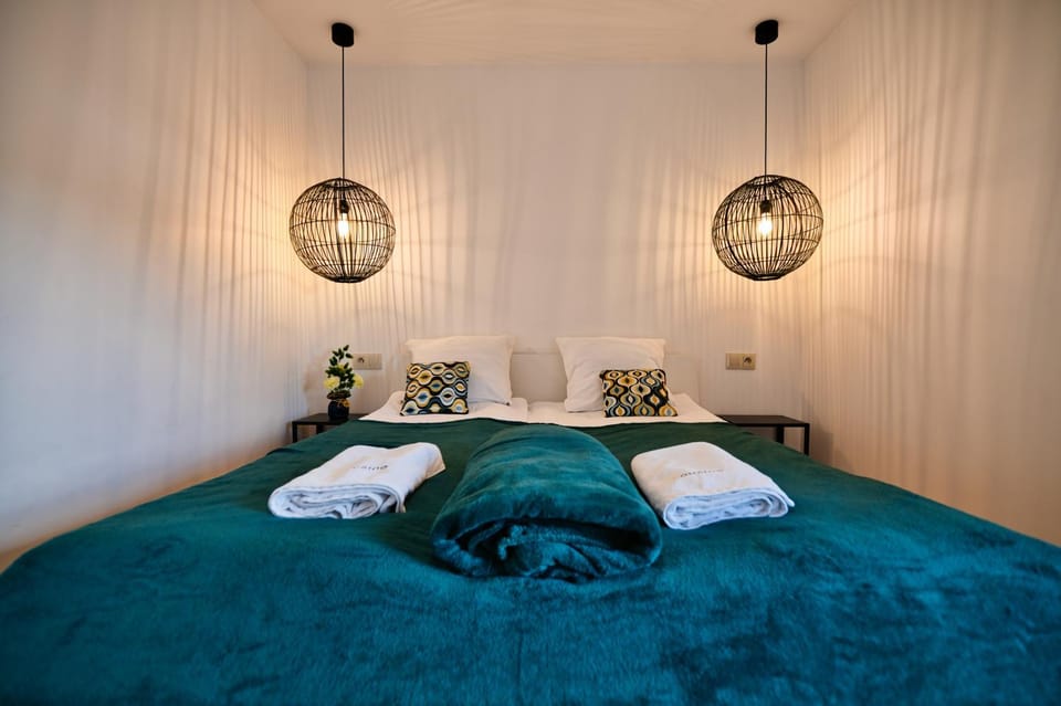 Bed, Photo of the whole room, Bedroom, towels