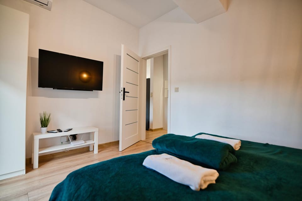 Bed, TV and multimedia, Photo of the whole room, Bedroom, towels