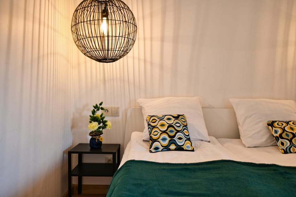 Bed, Living room, Photo of the whole room, Seating area, Bedroom