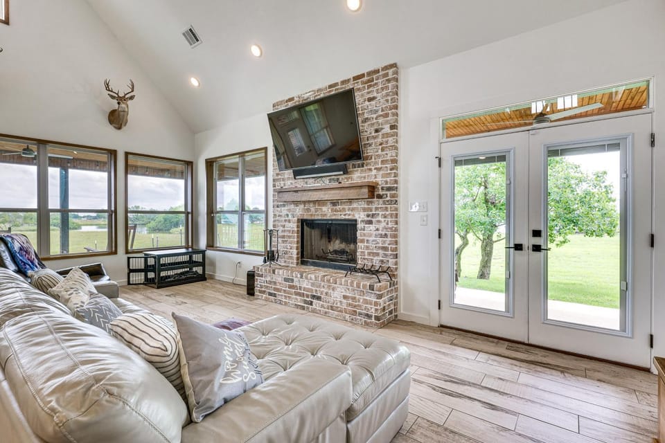 Modern Bryan Farmhouse on 1 Acre w/ Hot Tub! House in Bryan