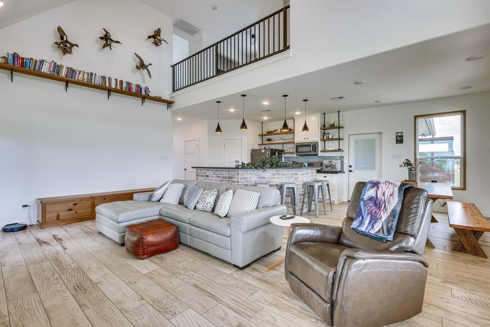 Modern Bryan Farmhouse on 1 Acre w/ Hot Tub! House in Bryan