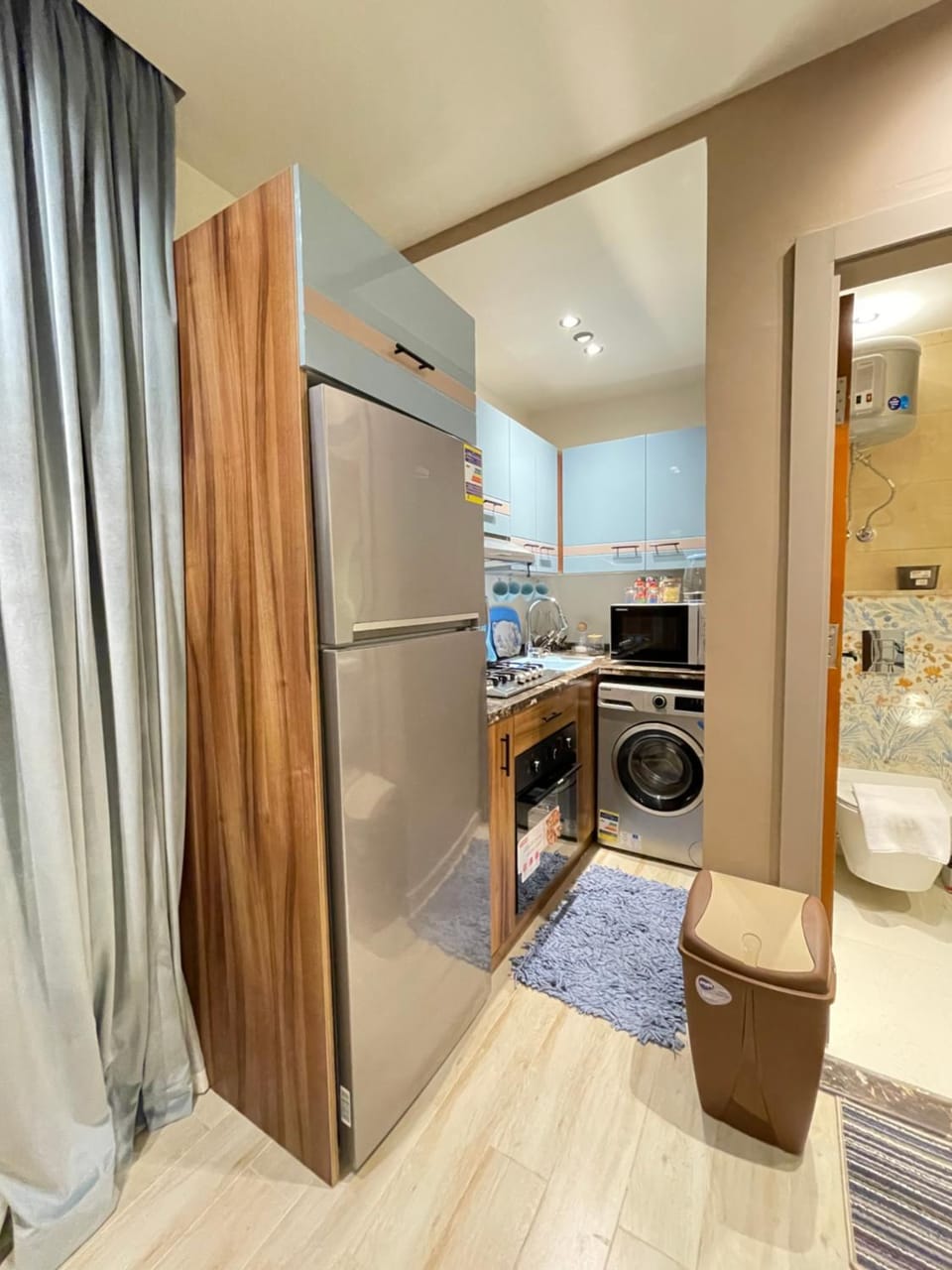 Kitchen or kitchenette, oven, stove, washing machine