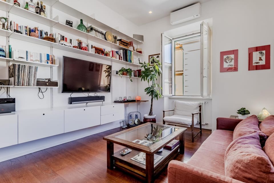 TV and multimedia, Living room, Seating area, Evening entertainment, air conditioner