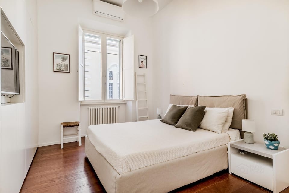 Bed, Photo of the whole room, Seating area, Bedroom