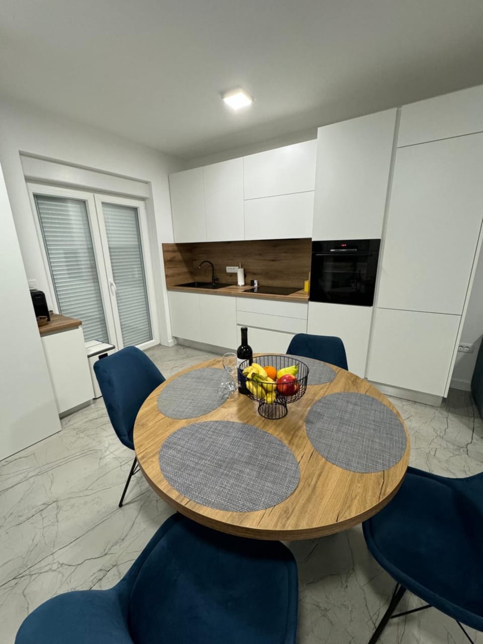 Kitchen or kitchenette, Seating area, Dining area