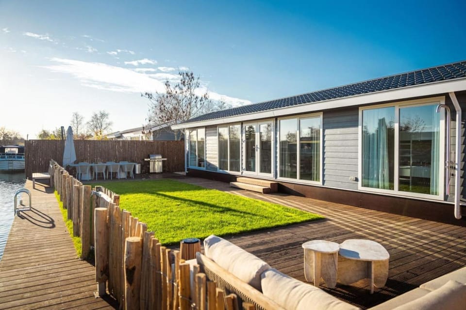 Waterfront tiny home with spacious garden Chalet in South Holland (province)