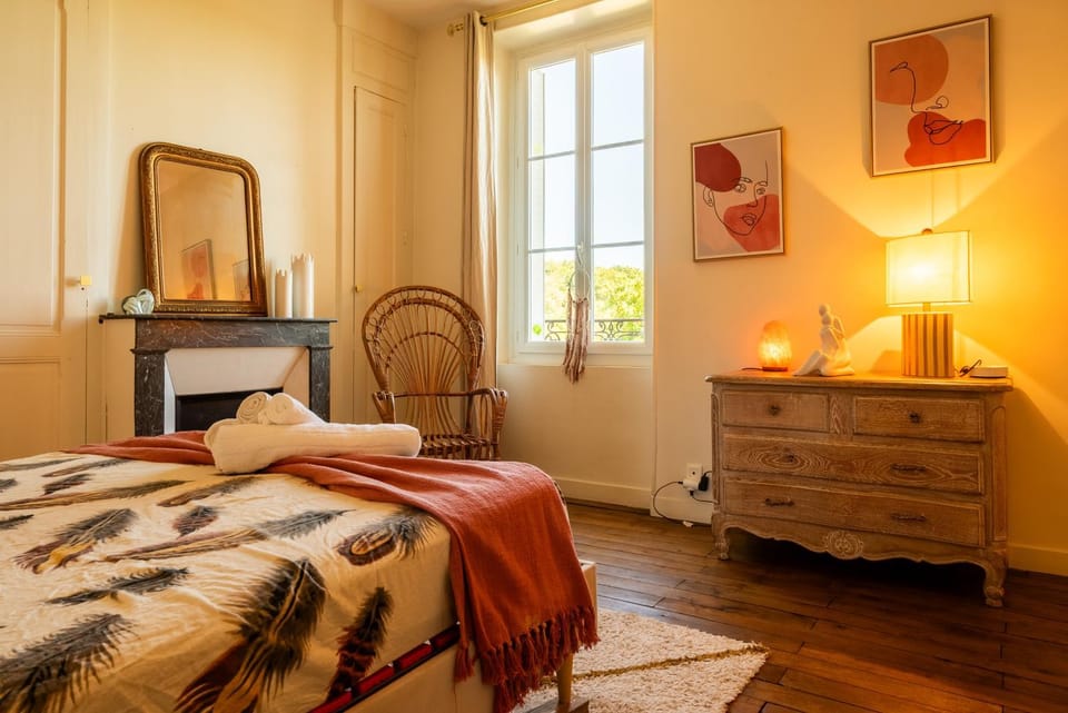 Photo of the whole room, Bedroom
