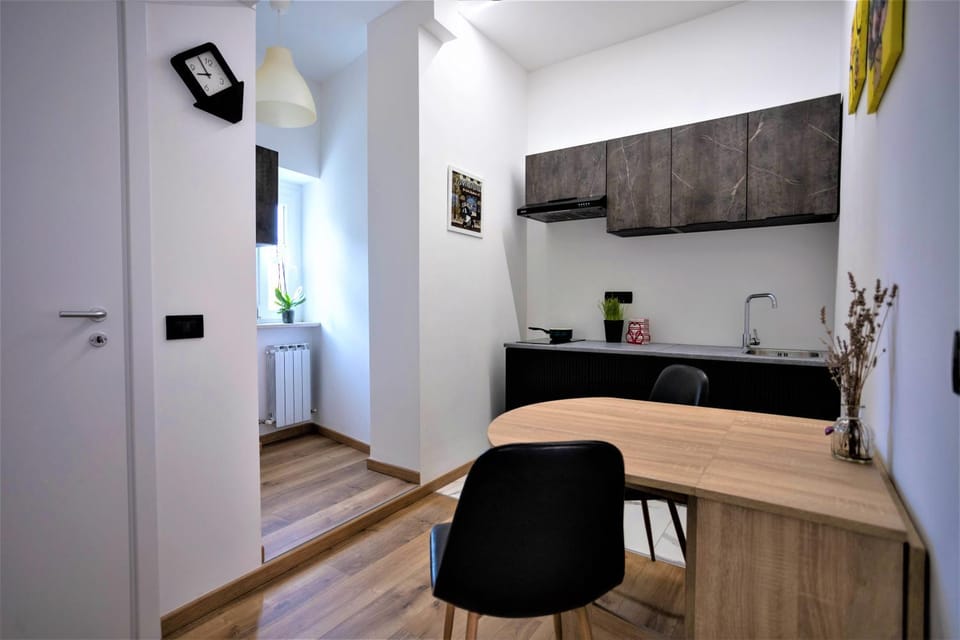 Kitchen or kitchenette, Dining area, stove