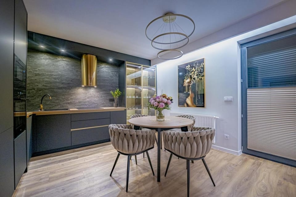 Kitchen or kitchenette, Living room, Seating area, Dining area