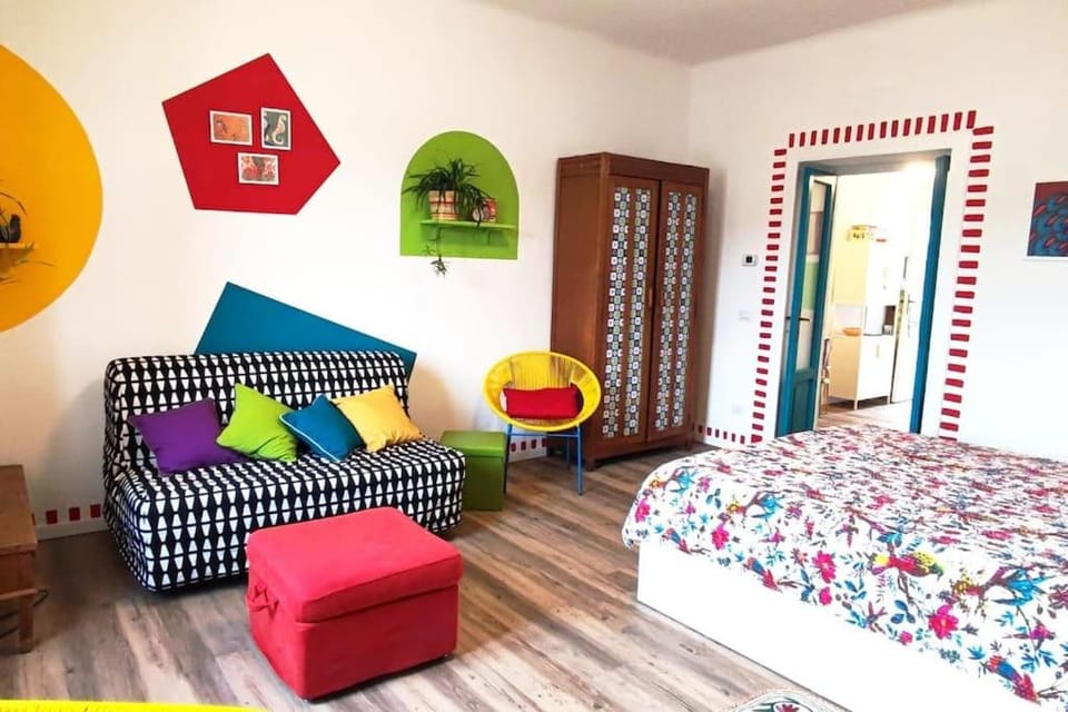 Bed, Photo of the whole room, Seating area, Bedroom