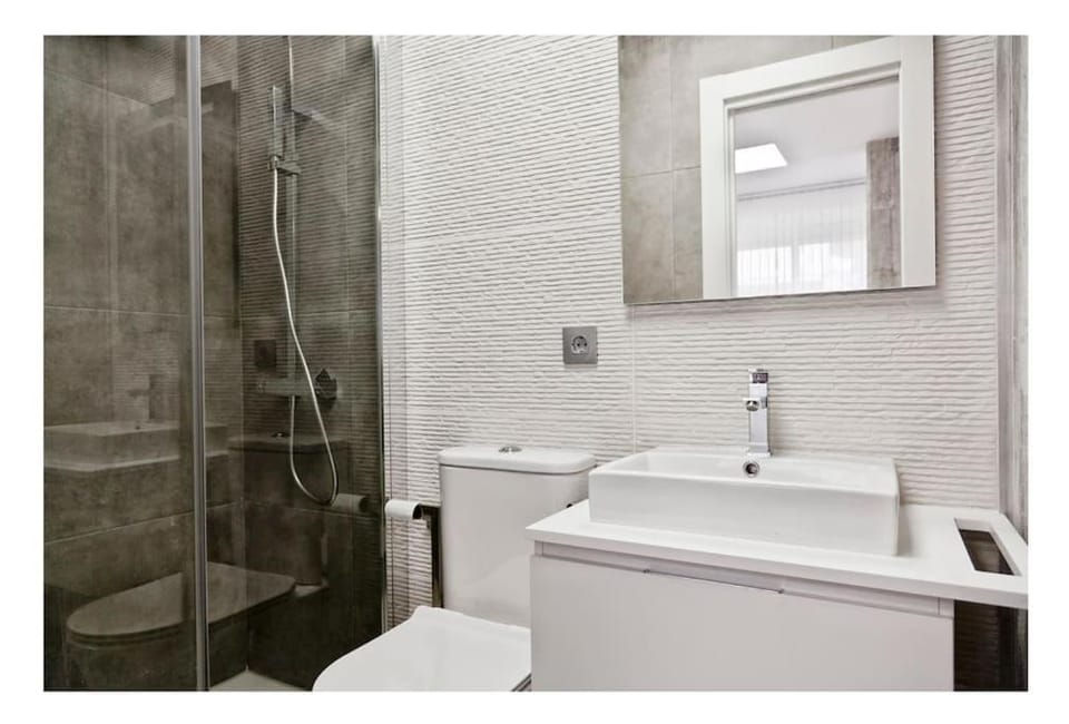 Shower, Toilet