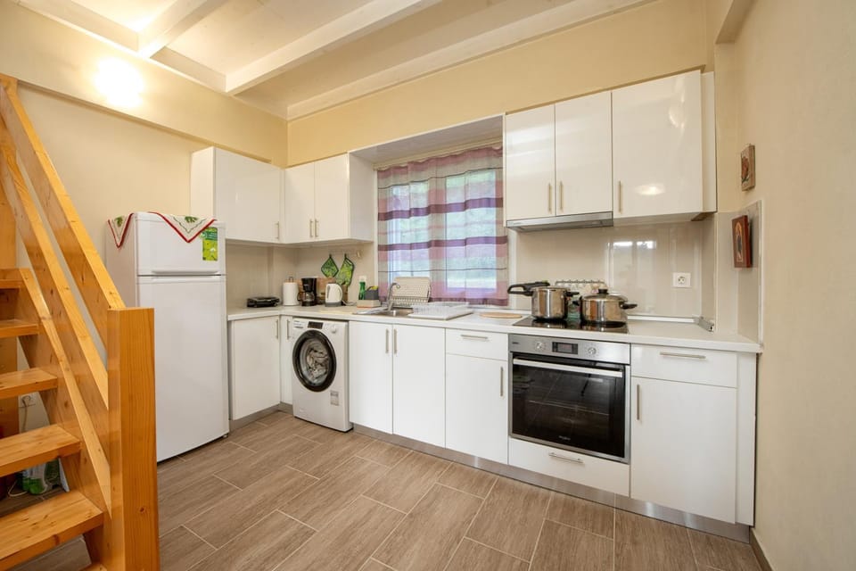 Coffee/tea facilities, Kitchen or kitchenette, dishwasher, oven, stove, toaster