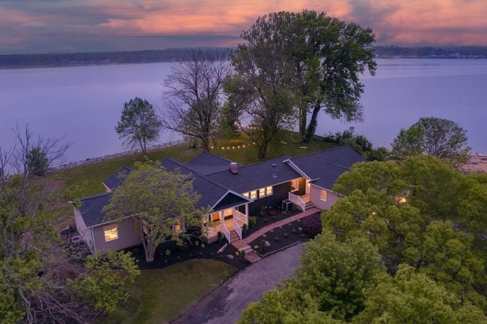 The Riverside Oasis waterfront with hot tub House in Maryland
