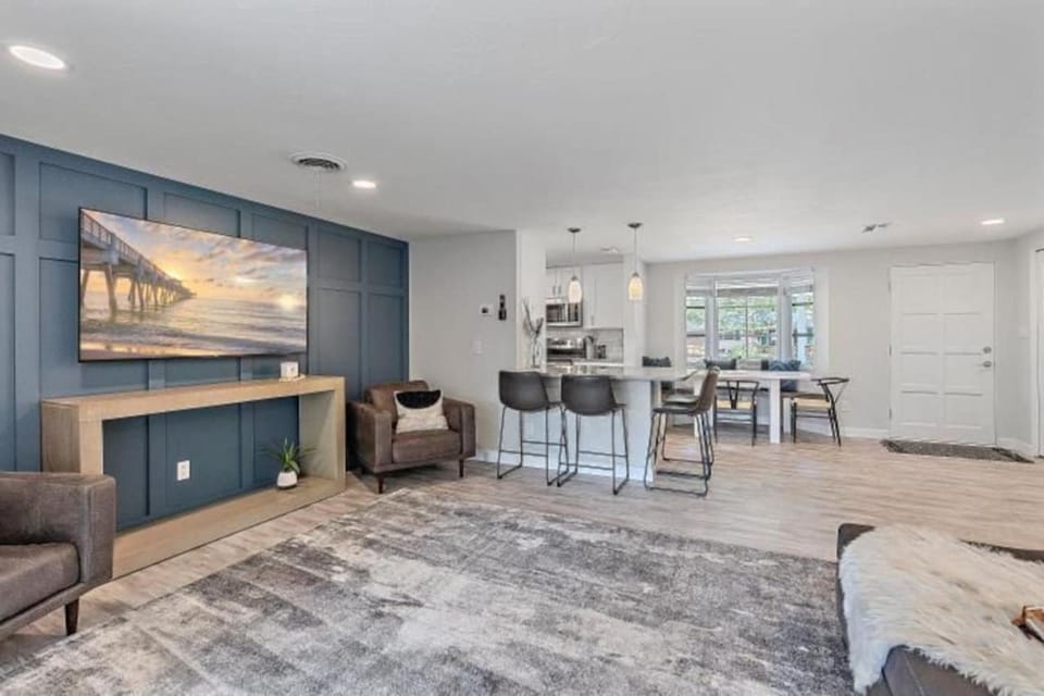 The Wisteria Oasis With heated pool and hot tub House in Sarasota