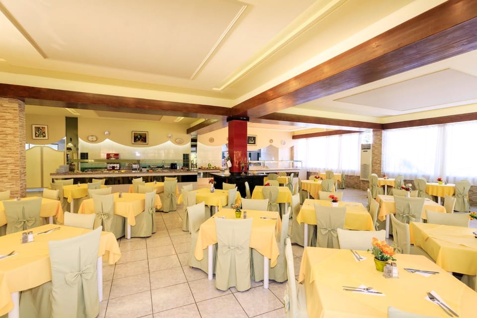 Restaurant/places to eat, Food and drinks, Banquet/Function facilities, Food