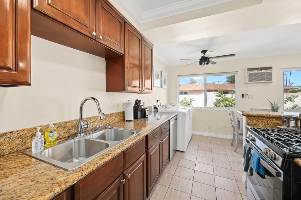 Kitchen or kitchenette, oven