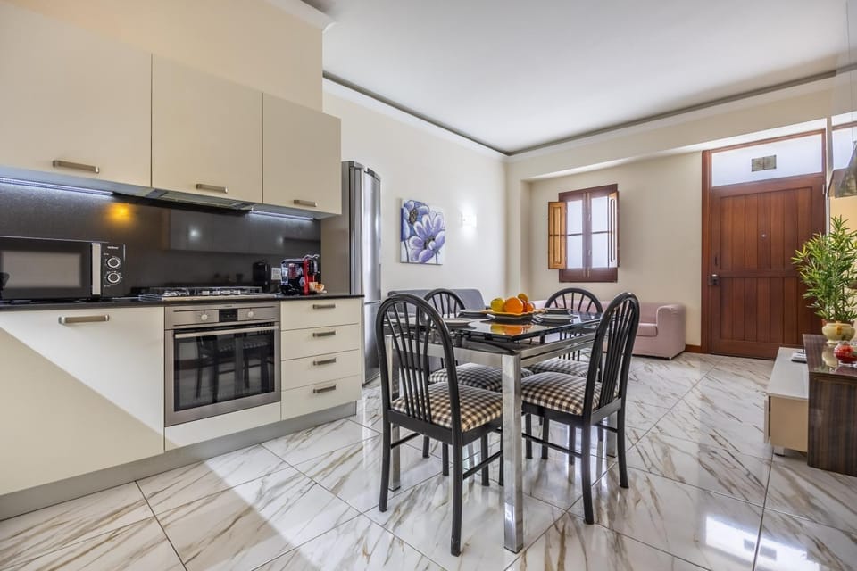 Coffee/tea facilities, Kitchen or kitchenette, Dining area, oven, toaster, kitchen, kitchen