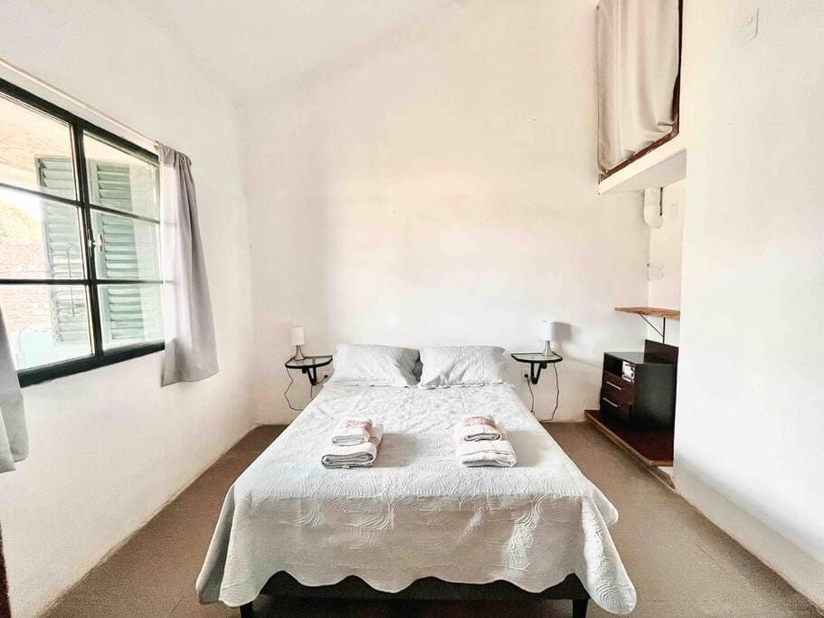 Bed, TV and multimedia, Photo of the whole room, Bedroom, air conditioner