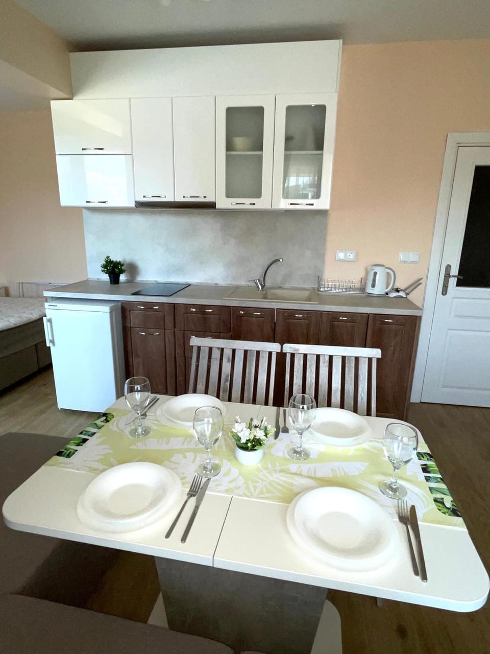 Kitchen or kitchenette, Dining area