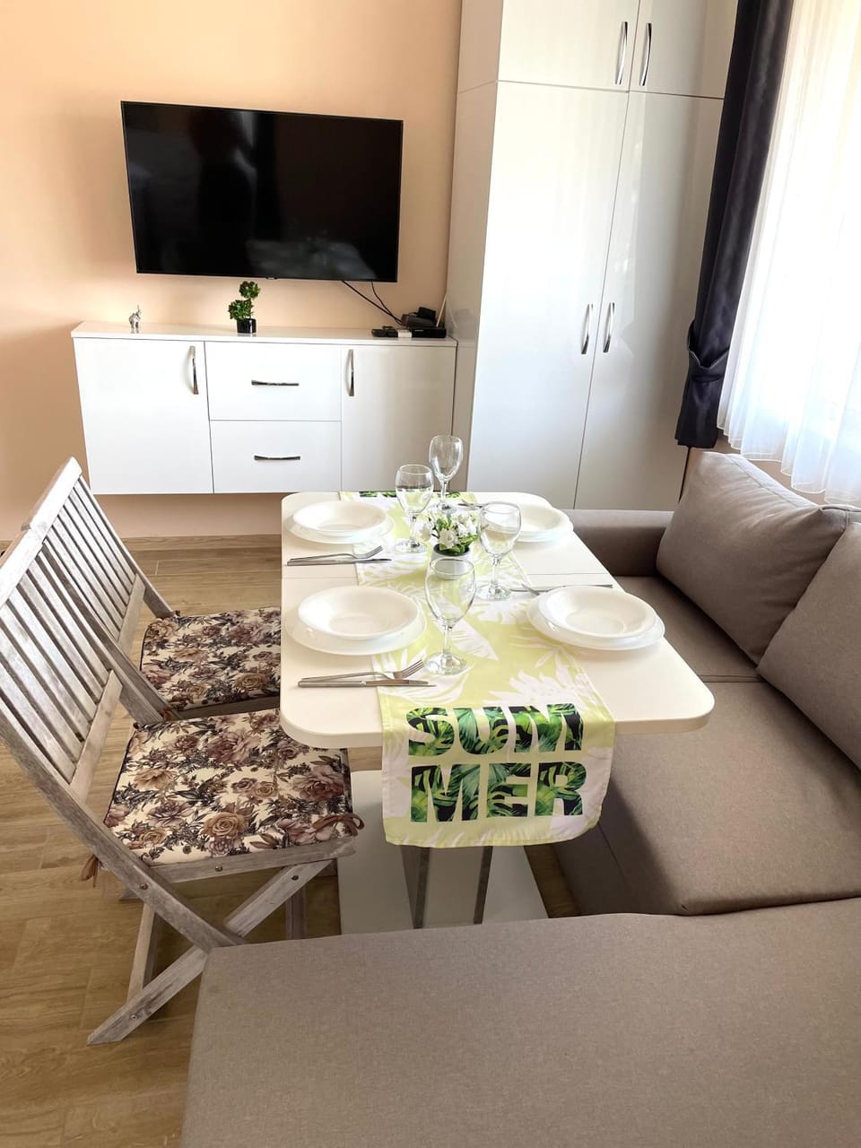 TV and multimedia, Living room, Seating area, Dining area