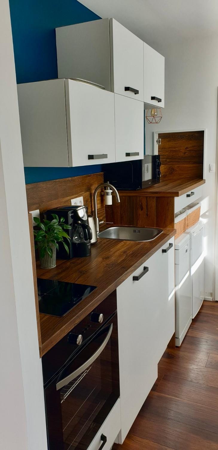 Coffee/tea facilities, Kitchen or kitchenette, dishwasher, microwave, oven, stove, toaster