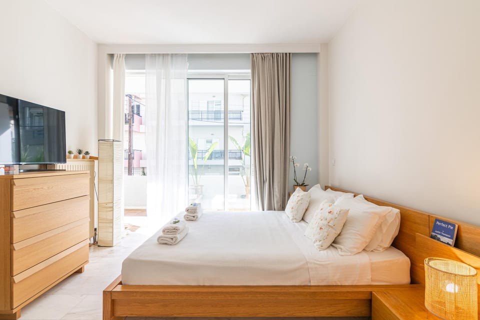 Bed, TV and multimedia, Bedroom, towels