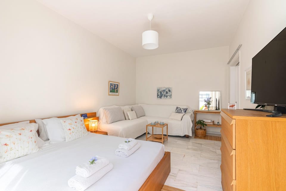 Bed, TV and multimedia, Photo of the whole room, Seating area, Bedroom