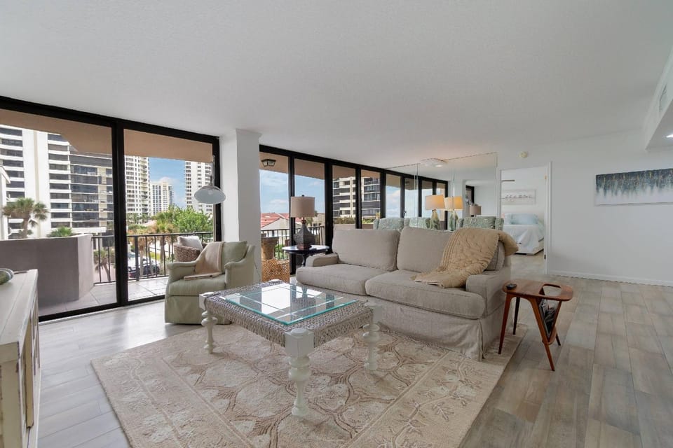 Luxury Beachfront Condo, Pool, Tennis Court, Sauna, Gym #locationenvy House in Riviera Beach
