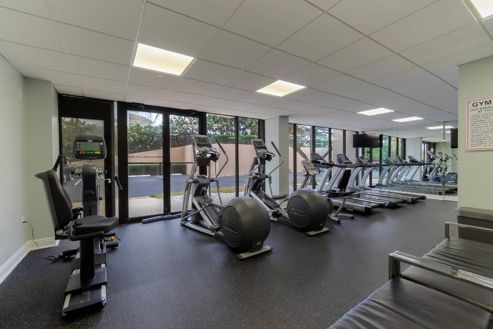 Luxury Beachfront Condo, Pool, Tennis Court, Sauna, Gym #locationenvy House in Riviera Beach