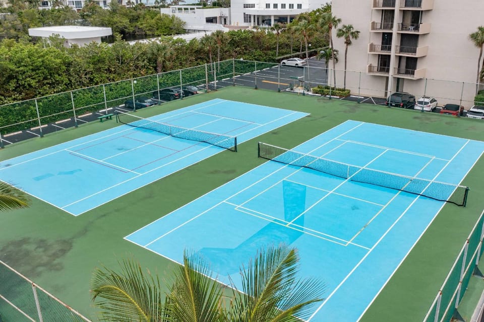 Luxury Beachfront Condo, Pool, Tennis Court, Sauna, Gym #locationenvy House in Riviera Beach