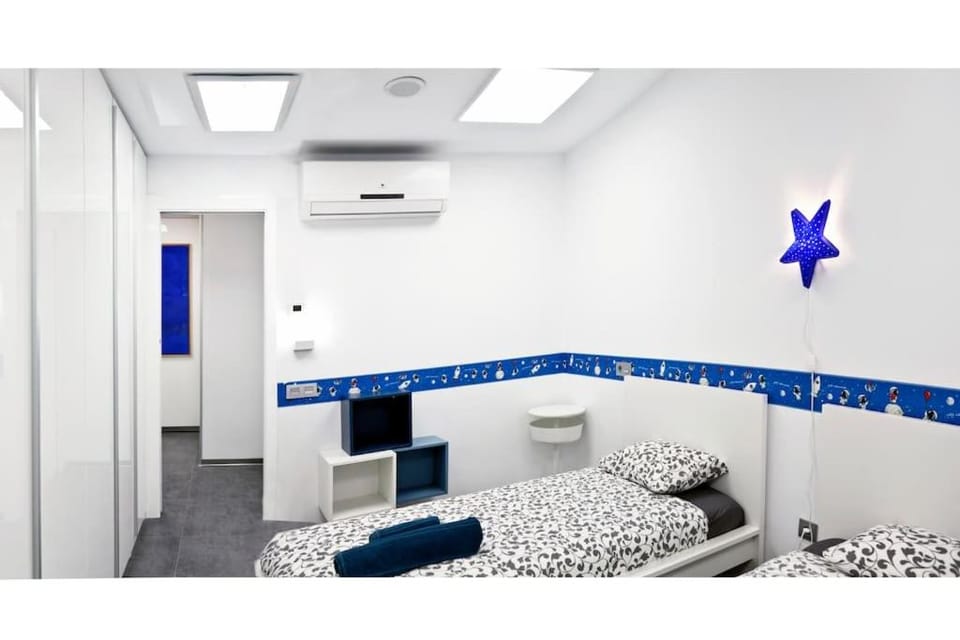Bed, Photo of the whole room, Bedroom, air conditioner