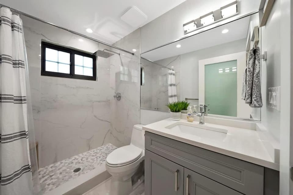 East Beach Apart by Dream Vacation unit 2 Apartment in Dania Beach