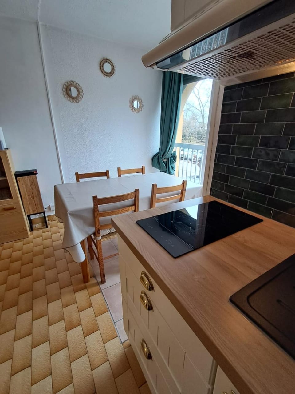 Kitchen or kitchenette, Dining area