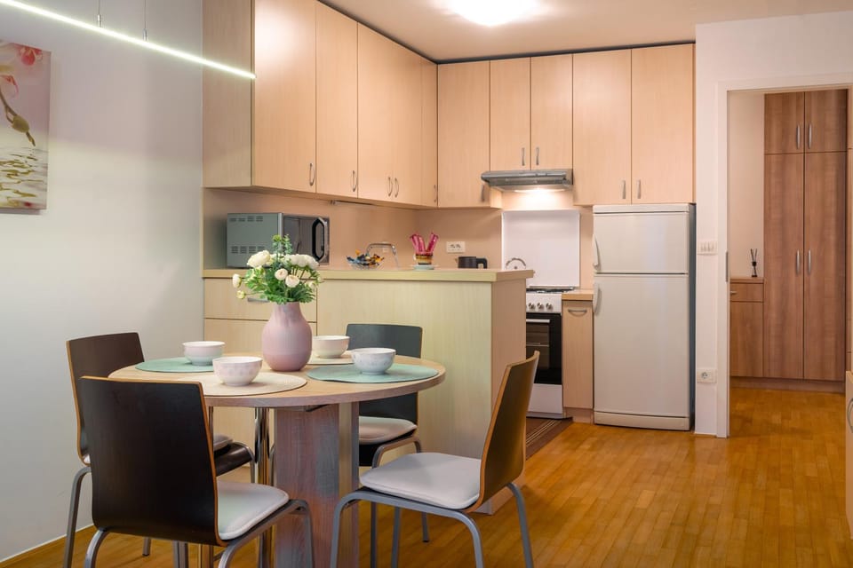 Dining area, kitchen