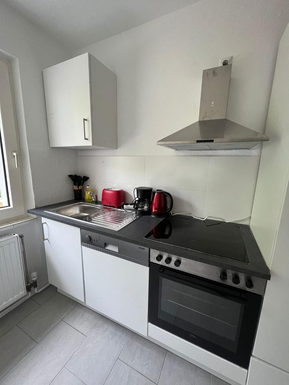 Coffee/tea facilities, Kitchen or kitchenette, dishwasher, oven, stove, toaster