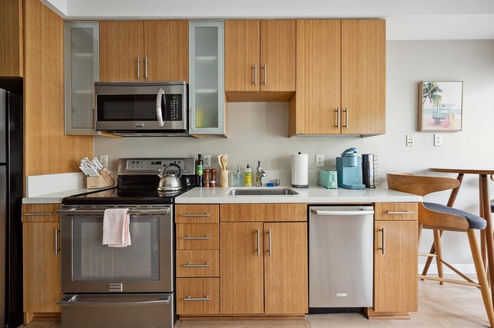 Coffee/tea facilities, Dining area, dishwasher, oven, stove, toaster