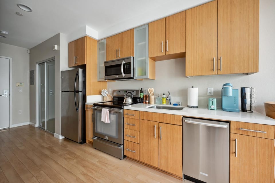 Kitchen or kitchenette, dishwasher, oven, toaster